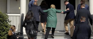Giallo sulla salute di Hillary Clinton: ha le convulsioni in pubblico (VIDEO)