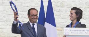 Spalle al muro, Hollande gioca l’ultima carta: un libro-confessione