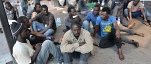 Migranti, la Svizzera nega il visto. In 400 accampati nella stazione di Como
