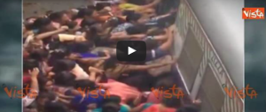 Ressa da incubo per prendere la metro. Ma stavolta non a Roma (video)