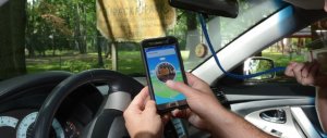 Mentre guidava andava a caccia di Pokemon: multato cinese a Milano