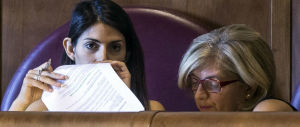 Compensi raddoppiati per lo staff della Raggi: raffica di polemiche e denunce