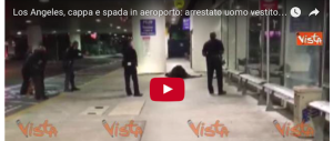 Los Angeles: arrestato in aeroporto un uomo travestito da Zorro (video)