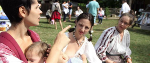 Campagna per l’allattamento: le mamme romene lo fanno al museo