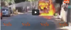 Il video dell’autobus divorato dalle fiamme a Roma sulla Nomentana