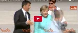L’«affettuoso» Renzi accoglie la Merkel con un bacio sulla guancia (video)