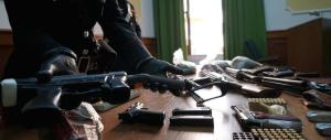 Con i passamontagna irrompono a casa di un anziano. Come in un film