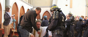 “Non demolite la chiesa di Santa Rita”. Fedeli pestati dalla polizia francese (VIDEO)