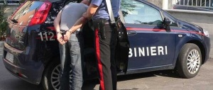 Egiziano pesta un anziano e accoltella un giovane accorso in sua difesa