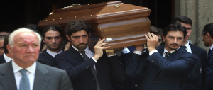 In centinaia a Milano per dare l’ultimo saluto a Marta Marzotto, regina di stile