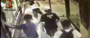 Gang di latinos uccide un uomo su un tram di Milano: questo video li incastra