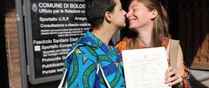 Orgoglio gay, celebrato a Bologna il primo “matrimonio” tra due donne