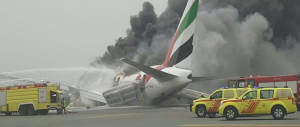 Aereo in fiamme a Dubai e scatta il panico da Isis (video)