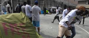 Napoli, notte di protesta dei migranti. Preso a morsi un carabiniere