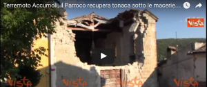 Accumoli, il parroco recupera la tonaca tra le macerie (video)