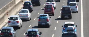 Traffico di Ferragosto: la mamma partorisce in auto il quarto figlio