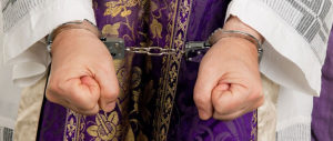 Minaccia col coltello un ragazzo e poi lo stupra: arrestato parroco a Catania