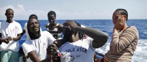 Italiani nelle tende, profughi negli hotel: scontro sulle parole di “Libero”