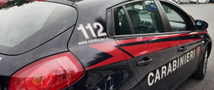 Un ladro sinti tenta una rapina in villa. Il proprietario gli spara e lo ferisce