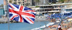 Sulle spiagge romagnole sventola la bandiera britannica contro Renzi