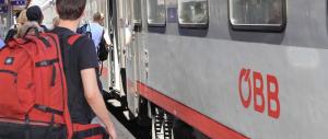 Bologna, marito e moglie schiacciati da un treno. Ipotesi doppio suicidio