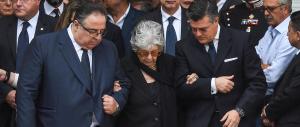 Ciampi, i funerali: l’uscita del feretro e il dolore di donna Franca (video)