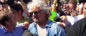 Grillo aizza i suoi contro la stampa e lancia il “Bufalino d’oro”