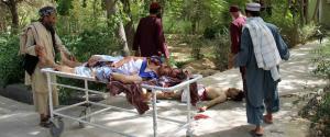 Due uomini armati e vestiti con camici utilizzati in genere dai medici, hanno fatto irruzione nell'Ospedale Mirwais a Kandar City, in Kandahar