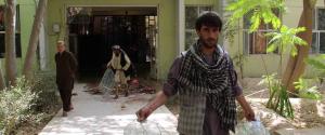 Due uomini armati e vestiti con camici utilizzati in genere dai medici, hanno fatto irruzione nell'Ospedale Mirwais a Kandar City, in Kandahar