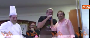 Vuole sembrare “uno di noi”: Emiliano cucina e canta con Tony Santagata (video)