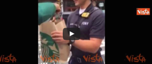 Bomba a New York, la Starbucks regala caffè e dolci ai poliziotti (video)