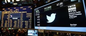 Voci di vendita, Twitter vola in Borsa. Giù Facebook: “Pubblicità gonfiate”