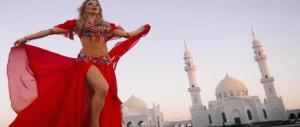 Video sexy di fronte alla moschea bianca. La cantante rischia il processo