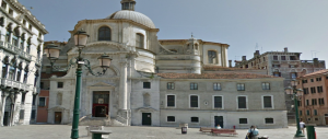 Venezia, docente calabrese urina sul muro della chiesa: multa di 10.000 euro