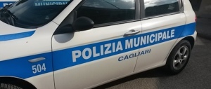 Ambulante gira in auto senza patente: multe salate. Poi i vigili gli regalano la bici