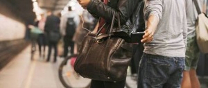 Marocchino deruba la ragazza e il fidanzato reagisce: difesa gratuita di FI