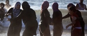 Burkini in spiaggia, cacciata dai bagnanti una giovane australiana