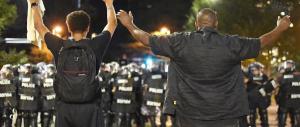 Charlotte: nuovi scontri, si sfiora la tragedia. È stato d’emergenza