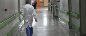 Violenza sessuale in corsia, arrestato infermiere: si indaga su altri stupri