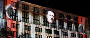 Proiettano le foto di Hitler sui monumenti di Berlino: arriva la polizia