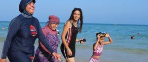 Toghe francesi buoniste all’italiana: anche a Nizza dicono si al burkini