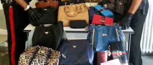 Produceva borse e indumenti contraffatti: denunciato un senegalese