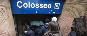 Paura a Roma, pacco sospetto alla metro Colosseo: ma è un falso allarme (Video)