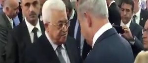 Tutto il mondo ai funerali di Peres. Stretta di mano Netanyahu-Abu Mazen