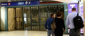 15enne travolto dalla metro: forse è scivolato sulla banchina bagnata