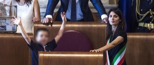 Rauti a Raggi: «Da mamma a mamma, basta lagne. Lavora per Roma»