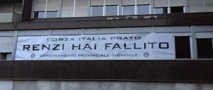 Il nome Renzi non si pronuncia invano. E gli agenti “tagliano” lo striscione
