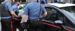 Una donna accoltella il marito che la schiaffeggia. Un’altra mena il suo ex