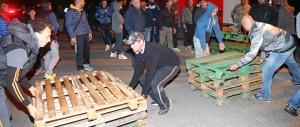 A Ferrara volevano portare i migranti di nascosto. Beffa scoperta, barricate in piazza