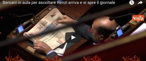 Bersani in aula per ascoltare Renzi: arriva e apre il giornale… (video)